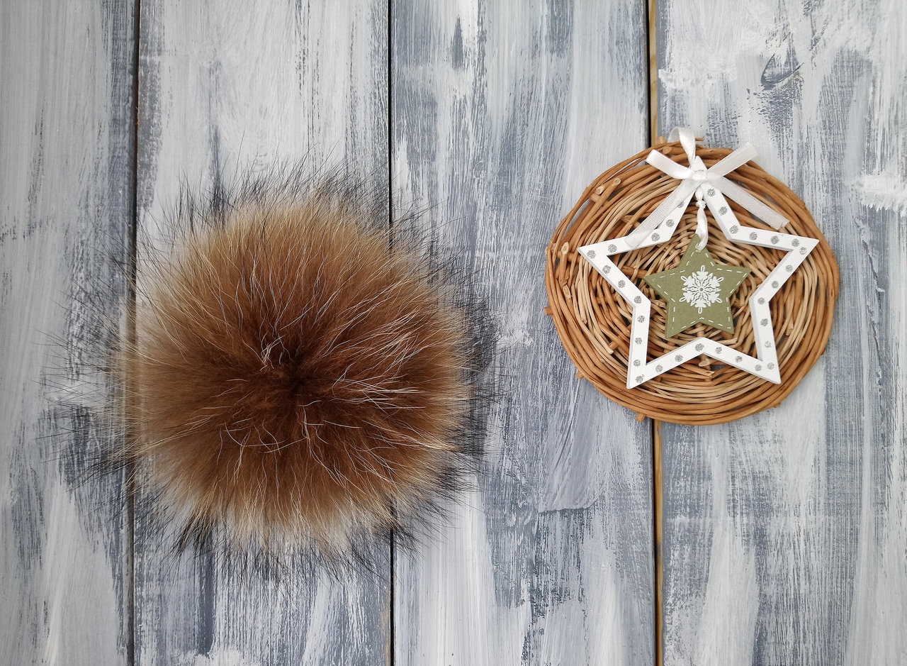 Натуральный помпон из меха енота