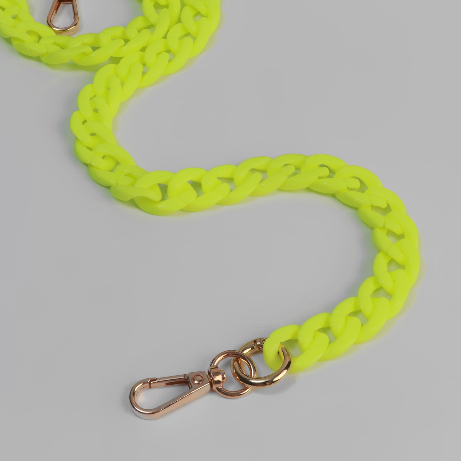 Цепочка для сумки пластиковая, с карабинами, 23 × 17 мм, 68 см