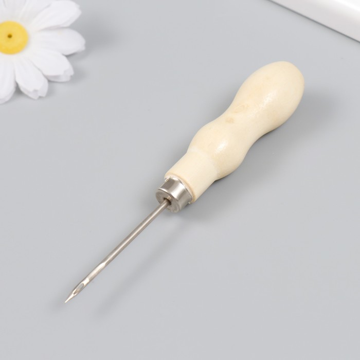 Шило со средним отверстием дерево, металл, длина иглы 5,5 см толщина 0,2 см